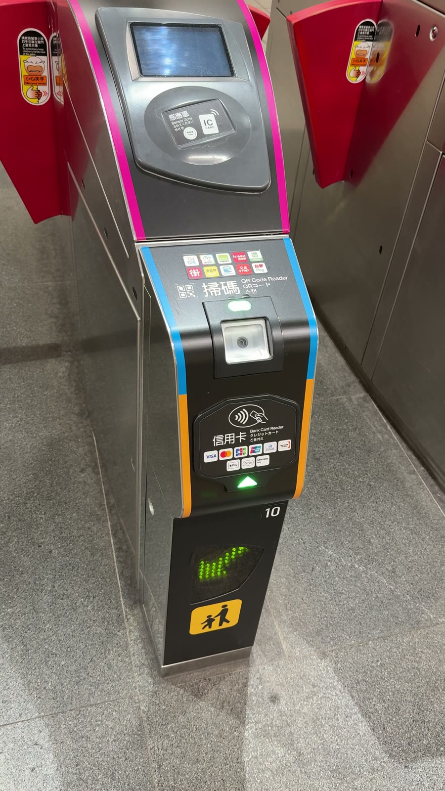 台北MRTの改札。上部にICカード、中段にQRコード、下部にクレジットカード用の読み取り部分がある