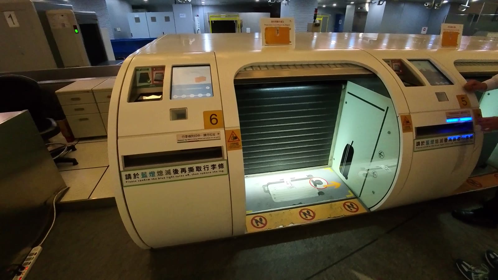 台北駅の自動手荷物預け機。左側に操作画面、右側にスーツケースを置くスペースがある